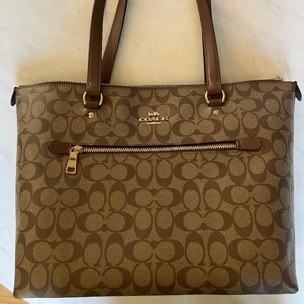Coach Gallery Tote in Signature Logo